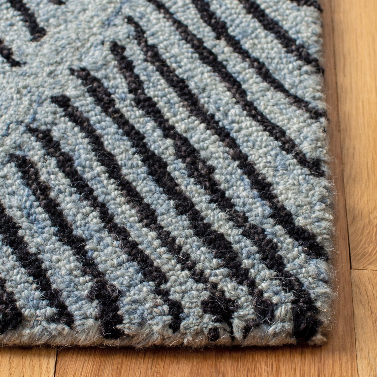 SAFAVIEH Micro-Loop Angelica Diamond Area Rug, Light Blue/Charcoal, 8' x 10'