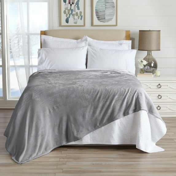 Great Bay Home Velvet Plush Fleece Solid Warm and Cozy Bed Blanket (Twin, Frost Grey)