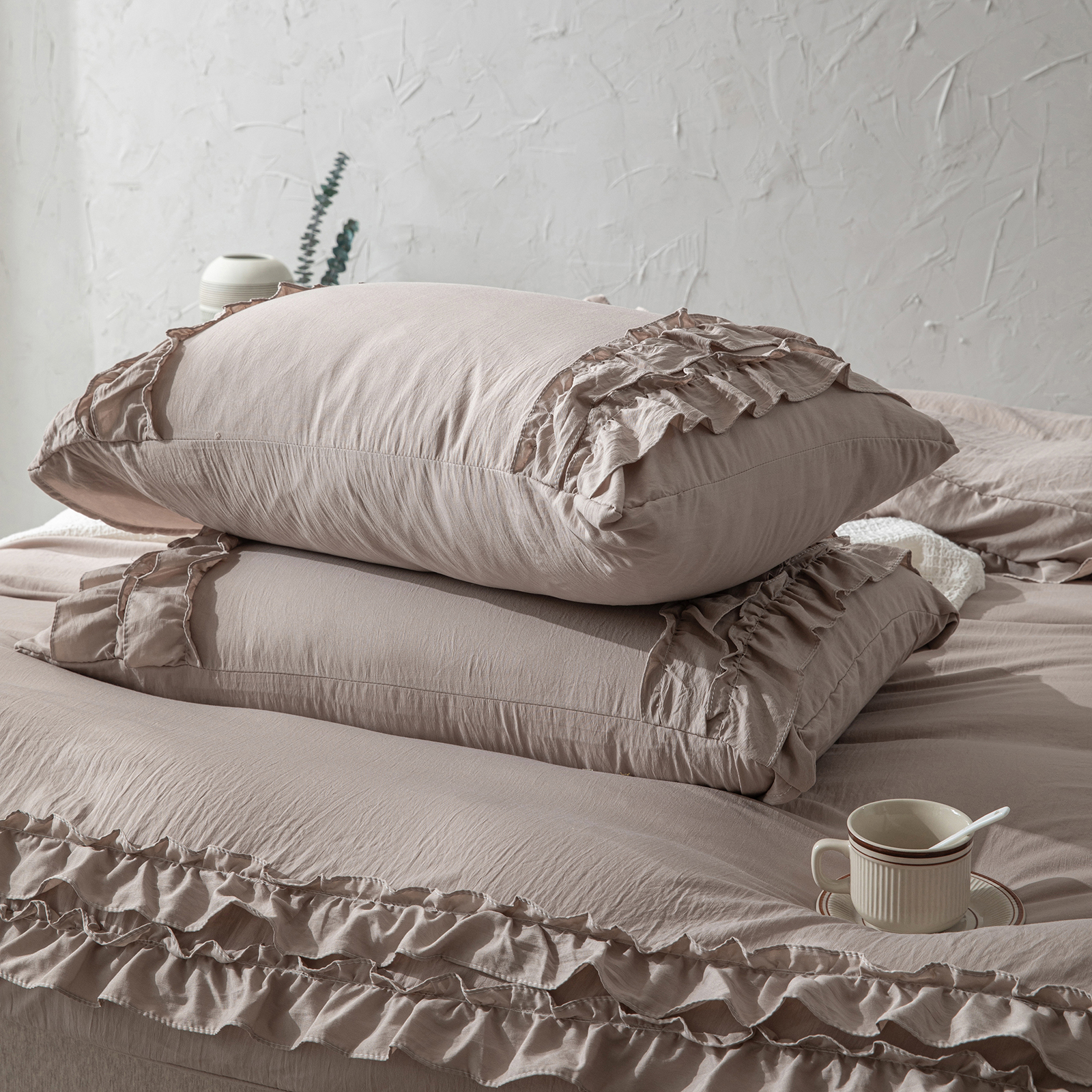 Boho Ruffled Comforter Set Super Soft Cozy Bedding Set with Pillowcases Elegant Chic Bedroom Decor Rustic Farmhouse Quilt Comforter 3 Pcs Set