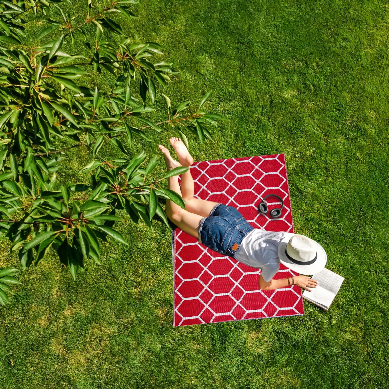 Outdoor Rug - Folded Design - Recycled Plastic Mat for Patio, Camping, Beach, Balcony, Porch, Deck - Weather, Water, Stain, Lightweight, Fade and UV Resistant - Miami - Red & White