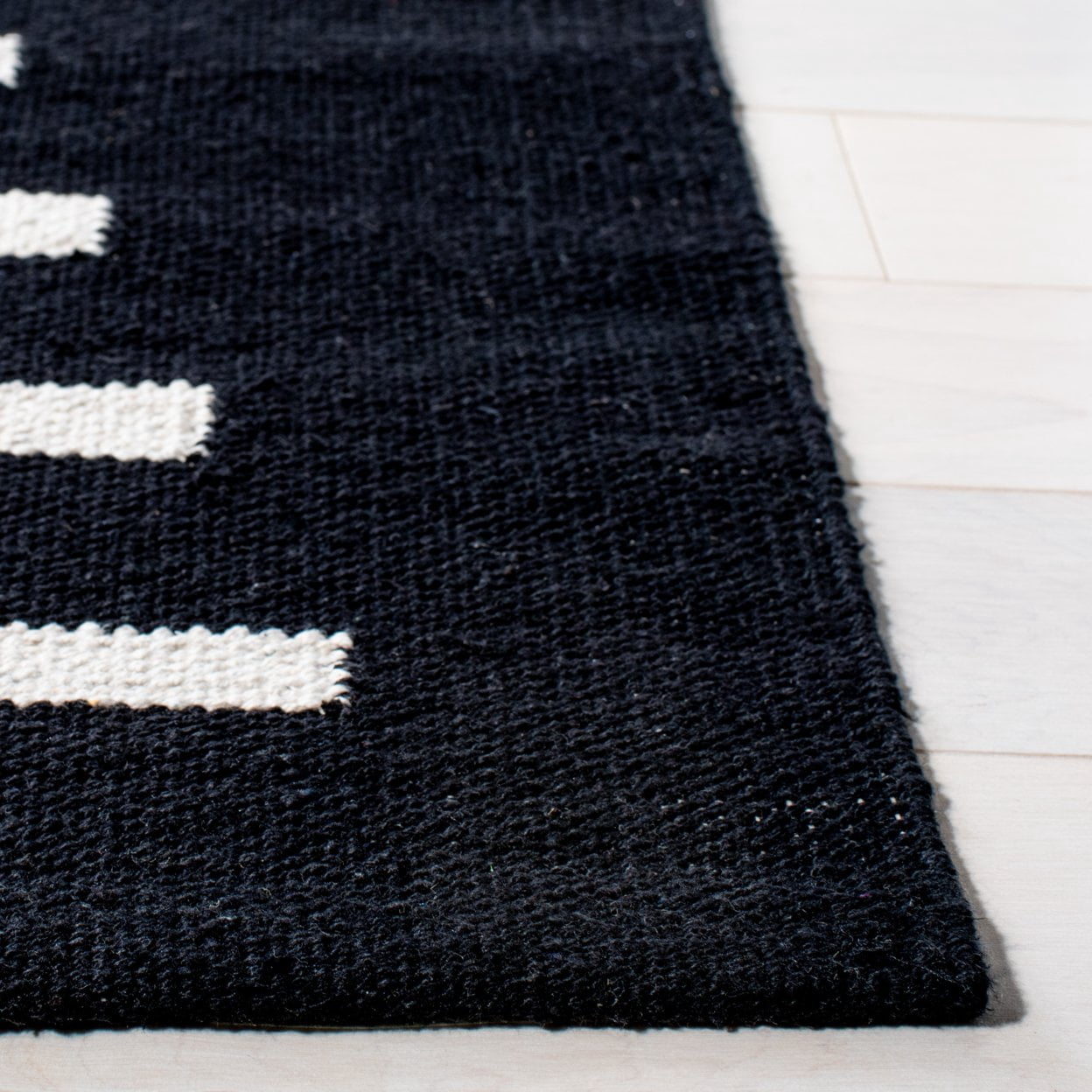 SAFAVIEH Montauk Amadine Striped Cotton Area Rug, Black/Ivory, 8' x 10'