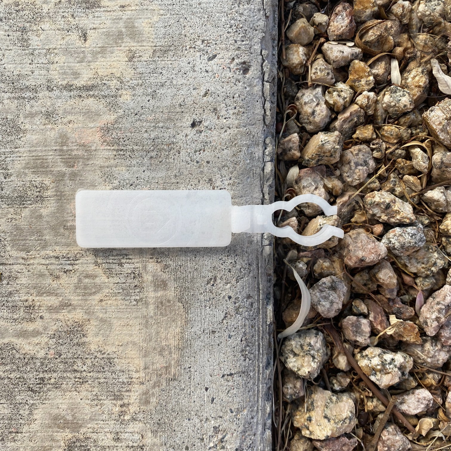 Simple Living Solutions Max Pro Pinces adhésives (15ct) Sécurisez vos lumières extérieures - C7/C9, Mini, LED, Glaçons, et plus encore !