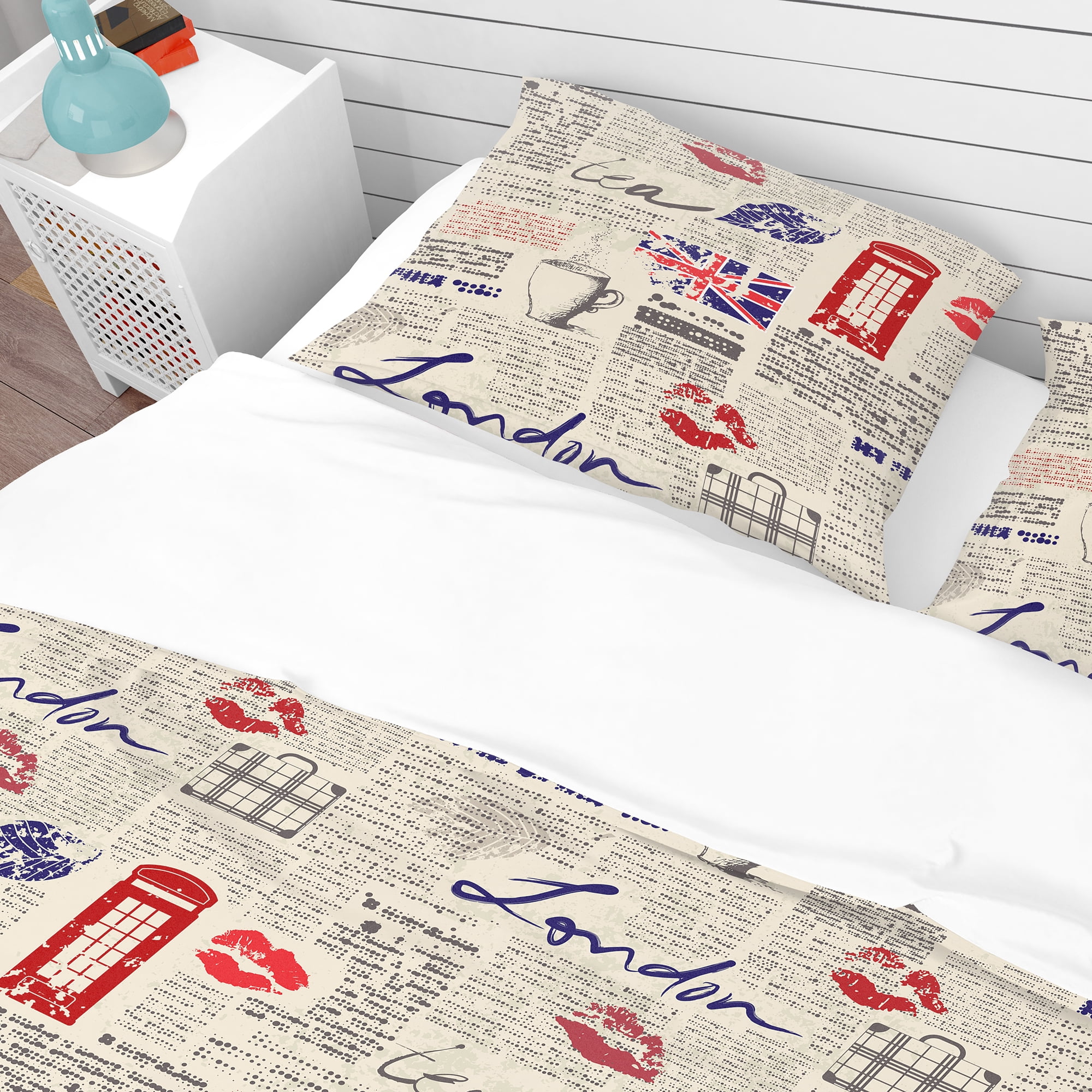 Designart 'Uk London Vintage Kiss Print' Modern & Contemporary Duvet Cover Set