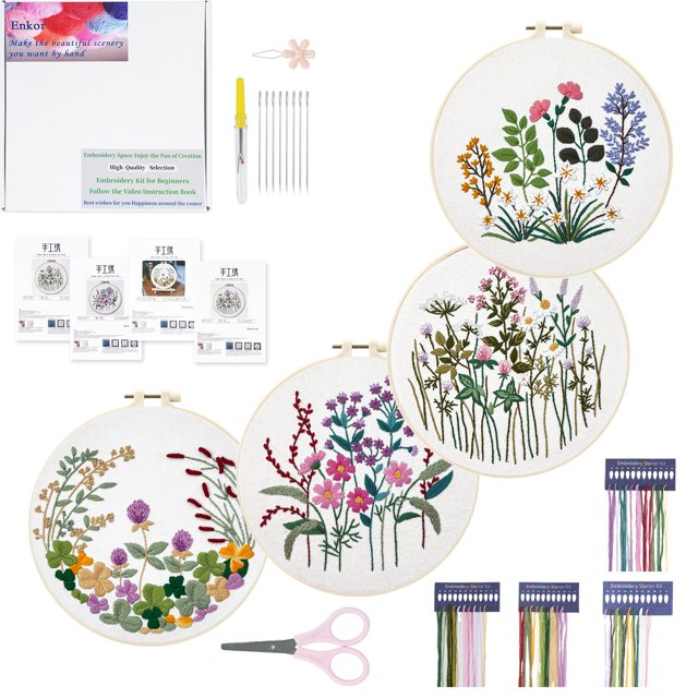 kit de bordado Enkor para principiantes y adultos con vídeo de instrucciones kit completo para manualidades y punto de cruz que incluye cuatro telas bordadas con motivos florales, un aro de bordado plástico, 11 hilos de colores, 8 agujas, enhebrador, tijeras pequeñas y guía impresa; vista cenital de los aros terminados y suministros sobre fondo blanco.