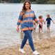 thumbnail image 2 of Tops de mujer plus size Agnes Orinda con rayas de teñido anudado, cuello en V, mangas 3/4, blusas casuales 2X azul y naranja, 2 of 8