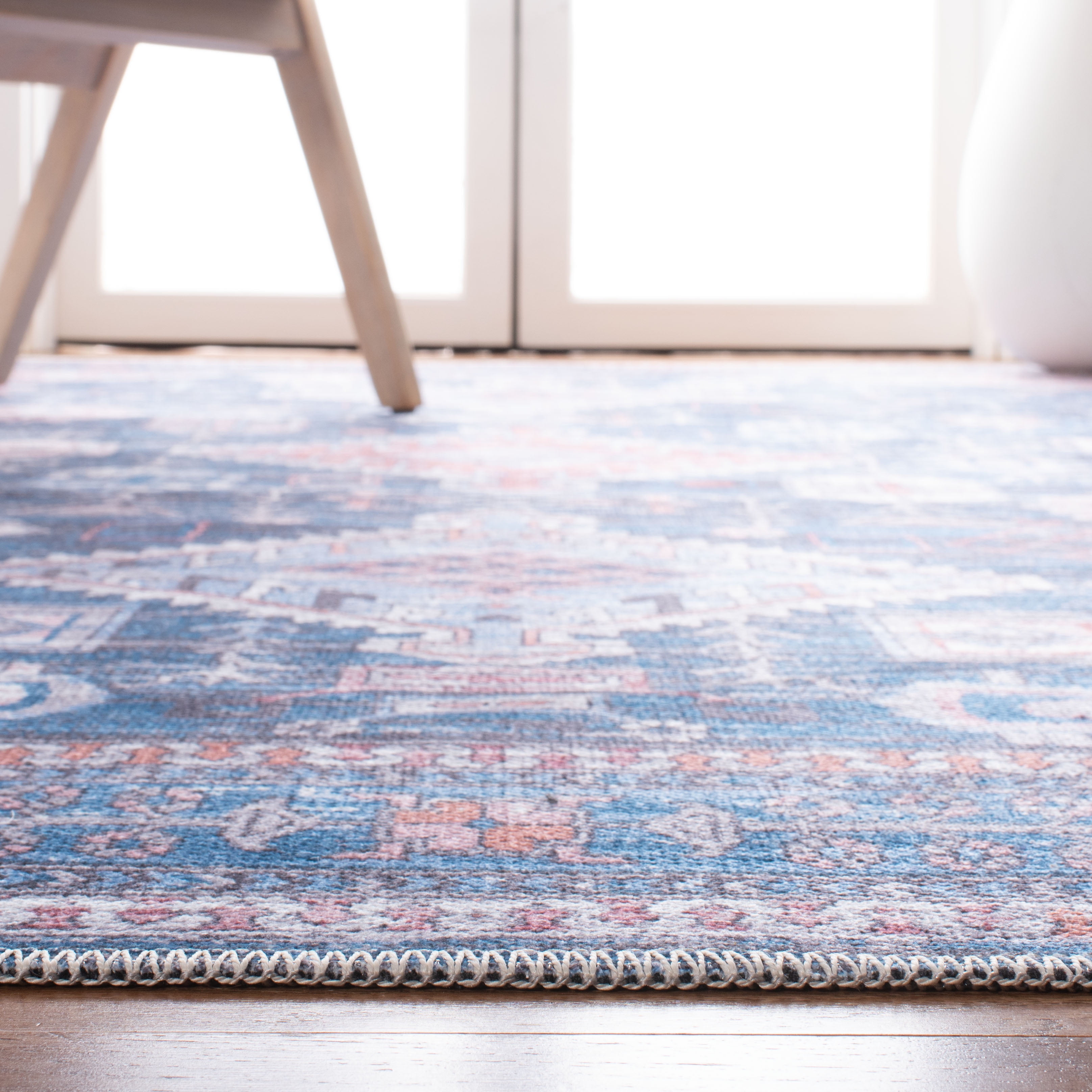 SAFAVIEH Serapi Collection SEP513M Blue / Ivory Rug