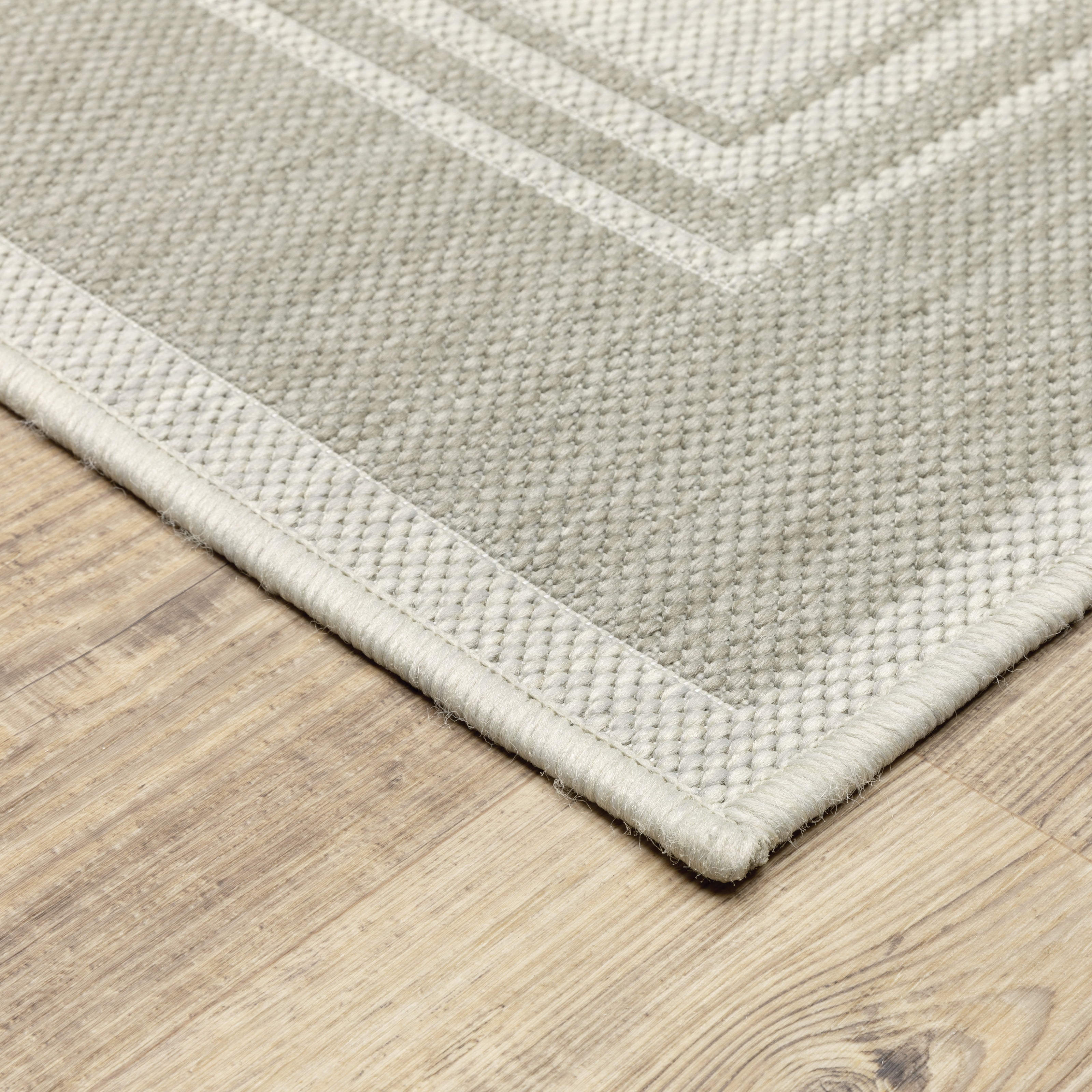 Avalon Home 6' x 9' Gray and Ivory Border Outdoor Rug