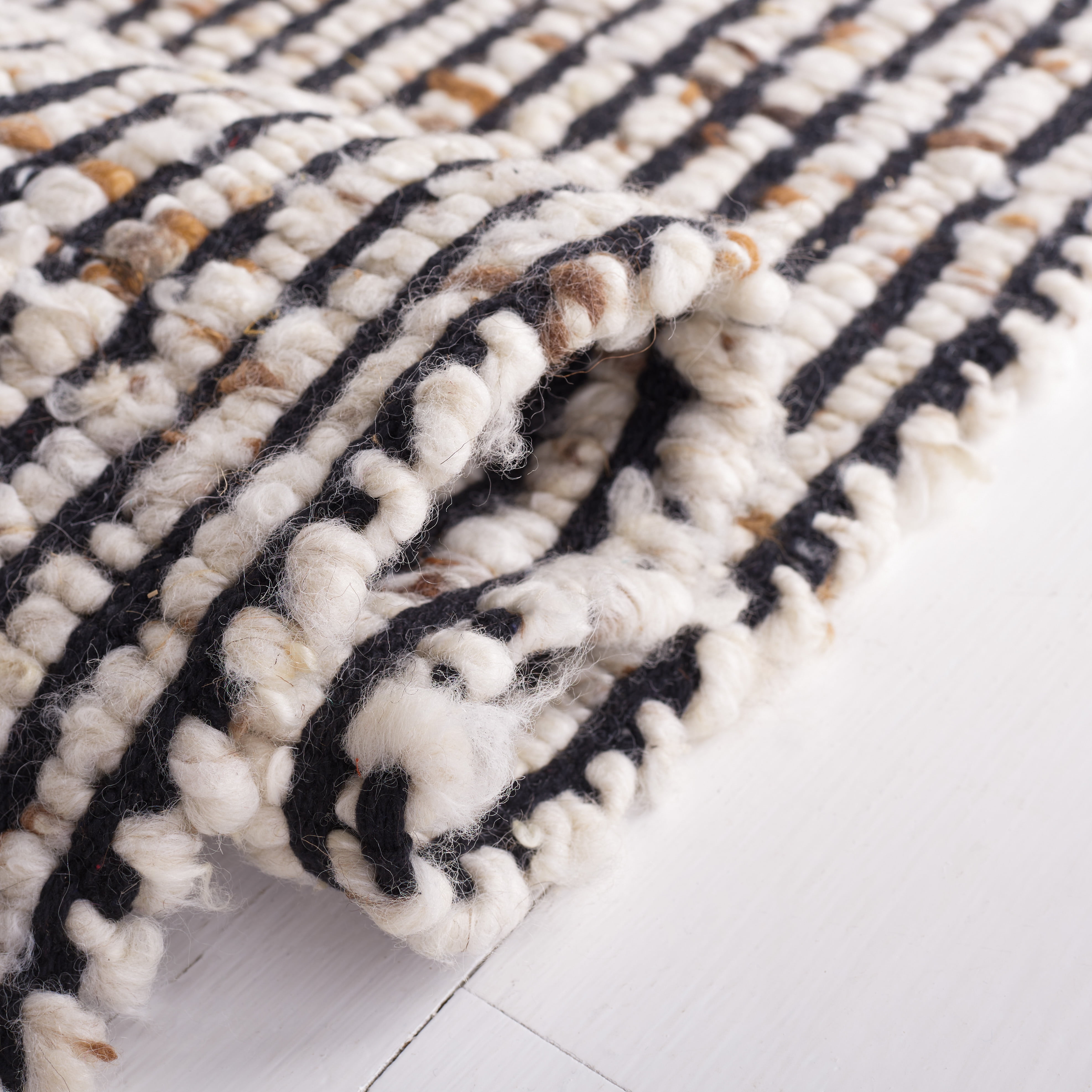 SAFAVIEH Natura Edith Distressed Area Rug, Black/Ivory, 3' x 5'