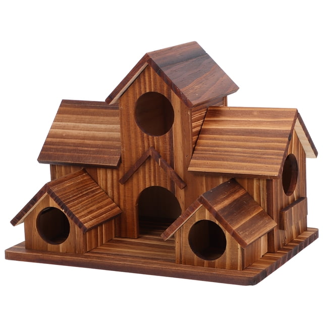 casas para pájaros para exterior, casas de madera para pájaros para exterior, caja nido para pájaros, pinzón, pajarera grande, casa para colibríes para jardín, café Villa de pajareras de madera café, vista frontal centrada con varias casitas conectadas en una base; tres aberturas circulares y una entrada arqueada, techos a dos aguas y listones de madera con vetas naturales, tamaño 20x14.7x13.2 cm, apta para colgar o colocar en jardín y también usable como comedero para aves pequeñas.