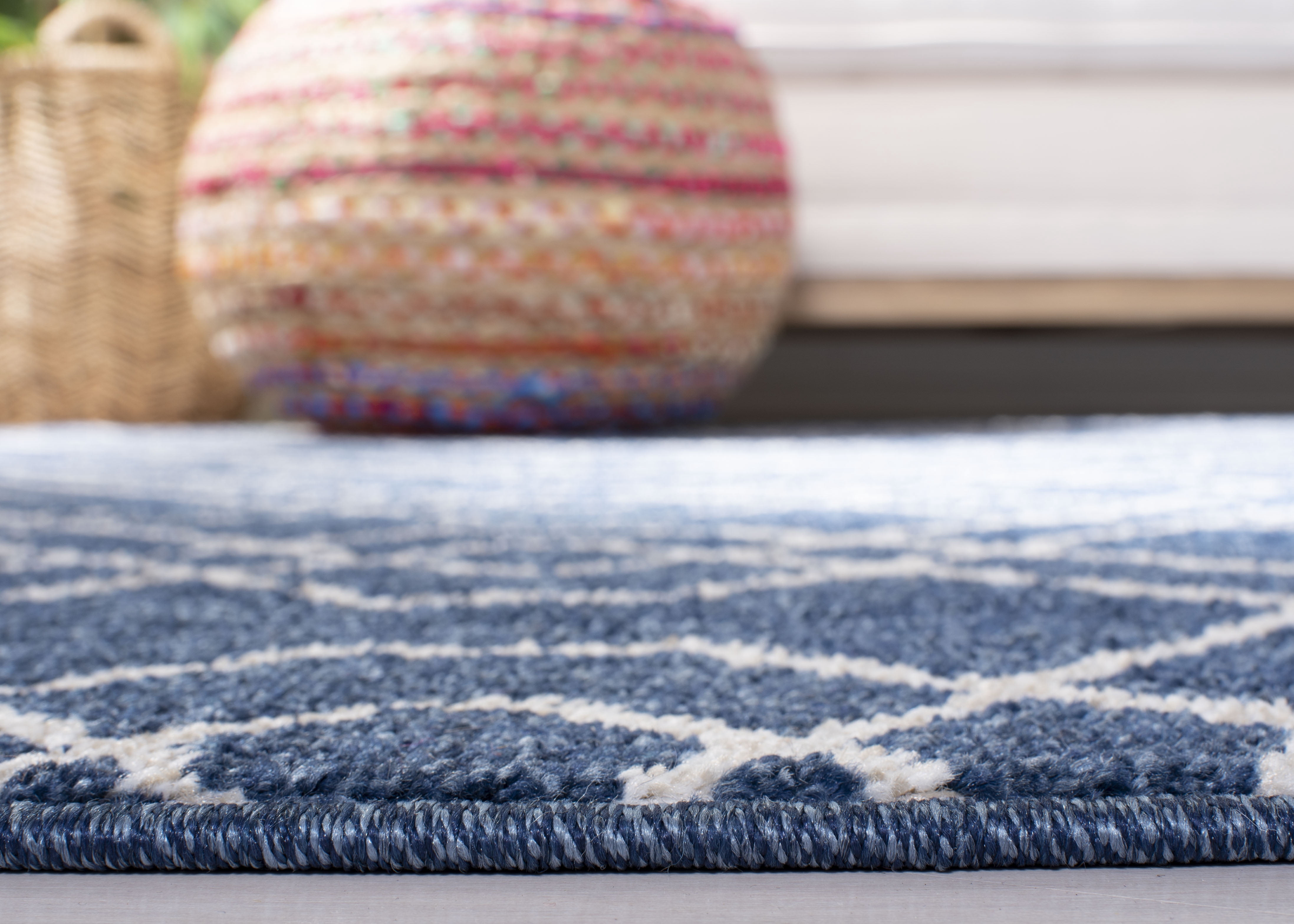 Safavieh Amherst Roseann Geometric Area Rug, Navy/Beige, 4' x 6'