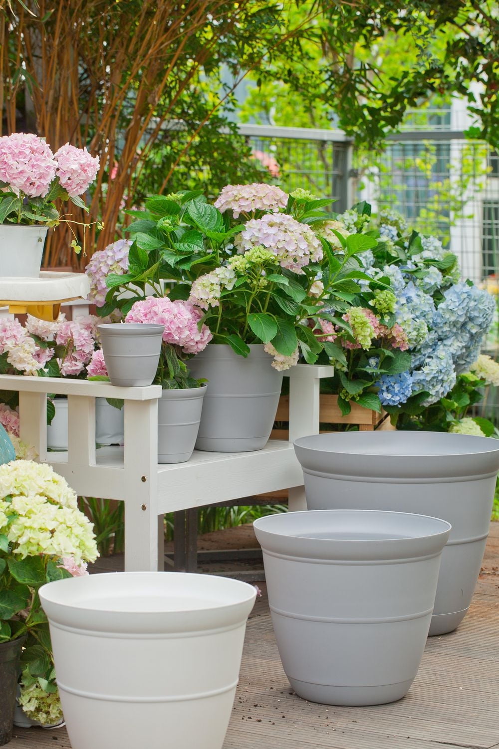 Pot de fleurs Mainstays Basic Bell 30 cm, gris, design classique avec soucoupe intégrée, résistant aux intempéries, finition mate.