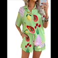 thumbnail image 3 of Conjunto de 2 Piezas para Mujer, con Estampado Floral Tropical Suave de Verano, Cuello en V, Corta, Botones y Pantalones Cortos. Fruta de Fondo Verde M, 3 of 10