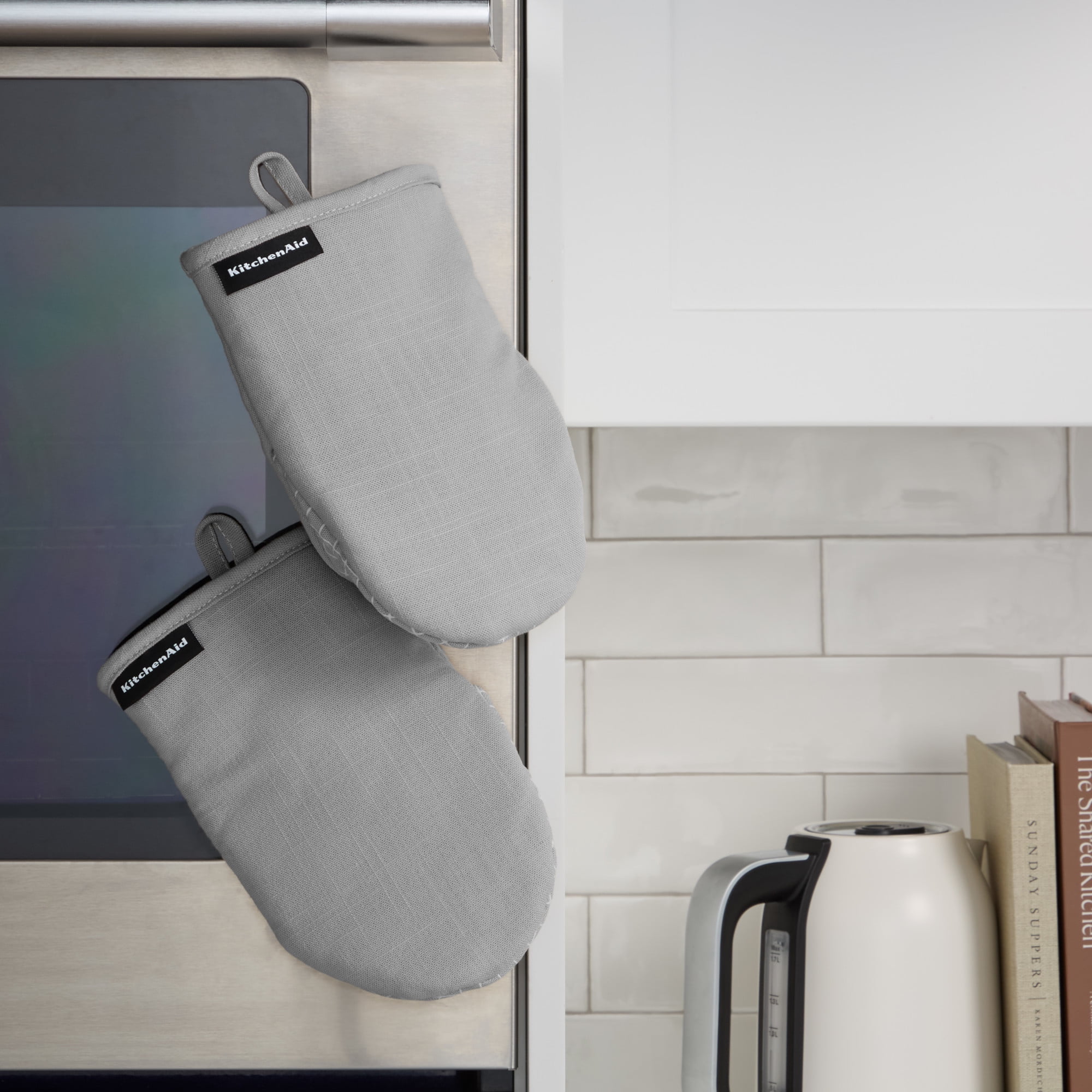 KITCHENAID Gourmet Series Gridlines Mini Oven Mitts 2-Pack Set, Heat Resistant up to 600°F, Soft Silicone Grip, Magnetic Cuff, Matte Grey, 5.5"x9"