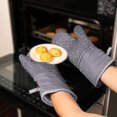 thumbnail image 4 of guantes de horno y agarraderas para ollas, 500 guantes de horno resistentes al calor con toallas de cocina, forro de algodón suave y superficie de silicona antideslizante, seguro para hornear, 4 of 5