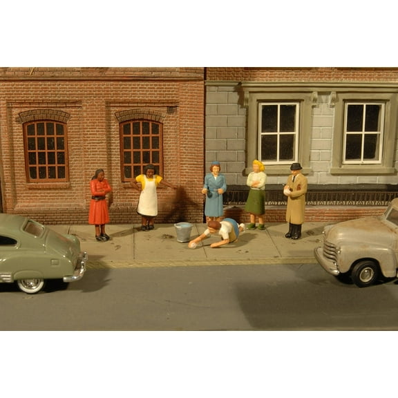 Bachmann - Sidewalk People -- pkg(6) - HO
