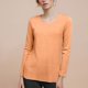 thumbnail image 2 of Camiseta de manga larga y cuello en V de color liso para mujer - Top informal elegante con hombros al aire, 2 of 5