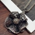 thumbnail image 3 of Funie Rétro Strass Pendentif Fleur Creuse Femmes Collier Pull Chaîne Bijoux Cadeau, 3 of 4