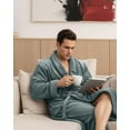 thumbnail image 4 of Bata de Baño NY Threads de Coral Fleece de Lujo para Hombre Gris Talla L-XL, 4 of 6