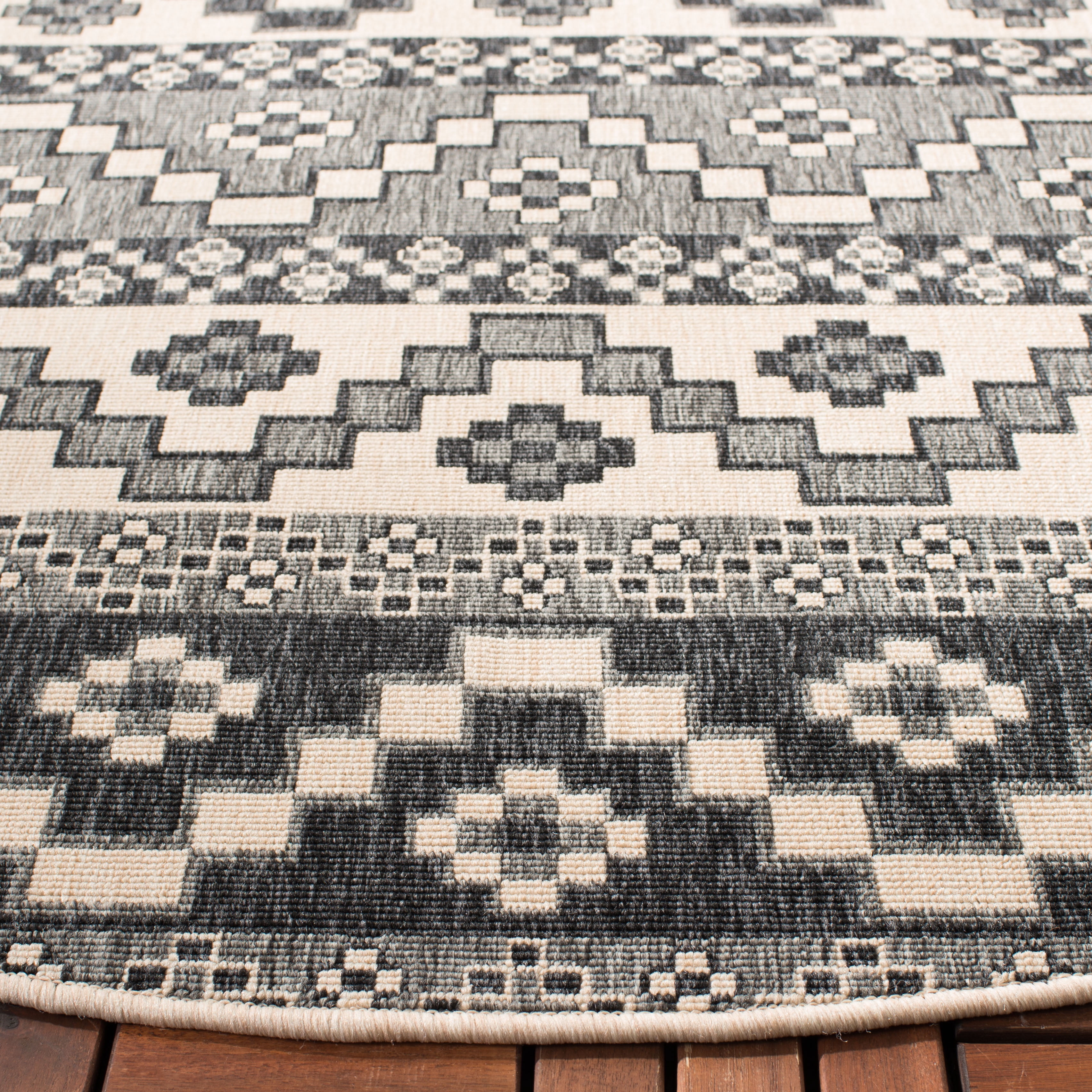 SAFAVIEH Veranda Luwig Southwestern Indoor/Outdoor Area Rug, 6'7" x 6'7" Round, Grey/Beige