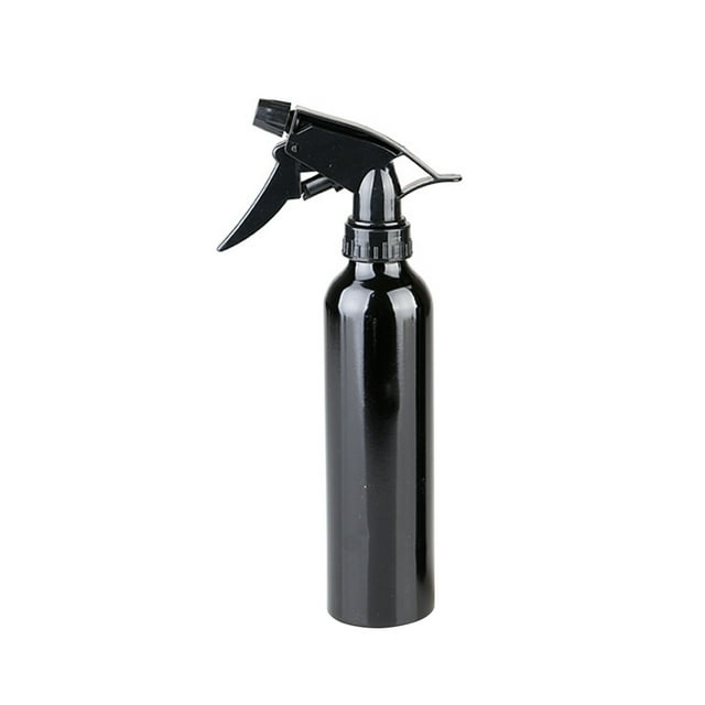 botella pulverizadora de aleación de aluminio negro de 250 ml con gatillo pulverizador, vista frontal centrada de cuerpo cilíndrico negro brillante y boquilla ajustable; diseño desmontable con rosca en el cuello y mango ergonómico, ideal para jardinería, salón y repostería; también se suele usar para transportar agua de maquillaje o perfume.