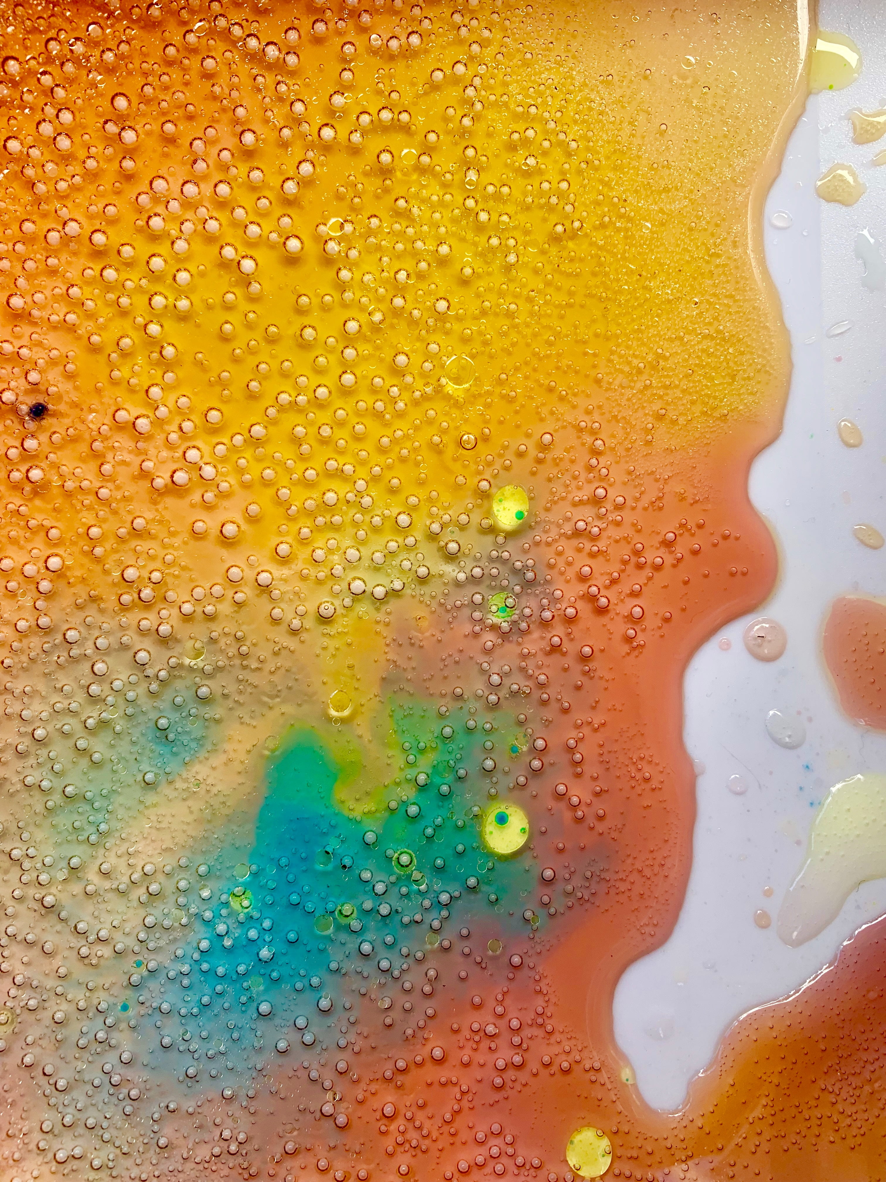 пролитый кофе на стол. разлитая вода. бутылка воды разлитая. пролитая вода. пролитый стакан воды.