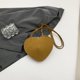 thumbnail image 4 of Bolso Cuerpo Cruzado para Mujeres en Forma Cartera Cuero Con Tachuelas PU Corazón, 4 of 9