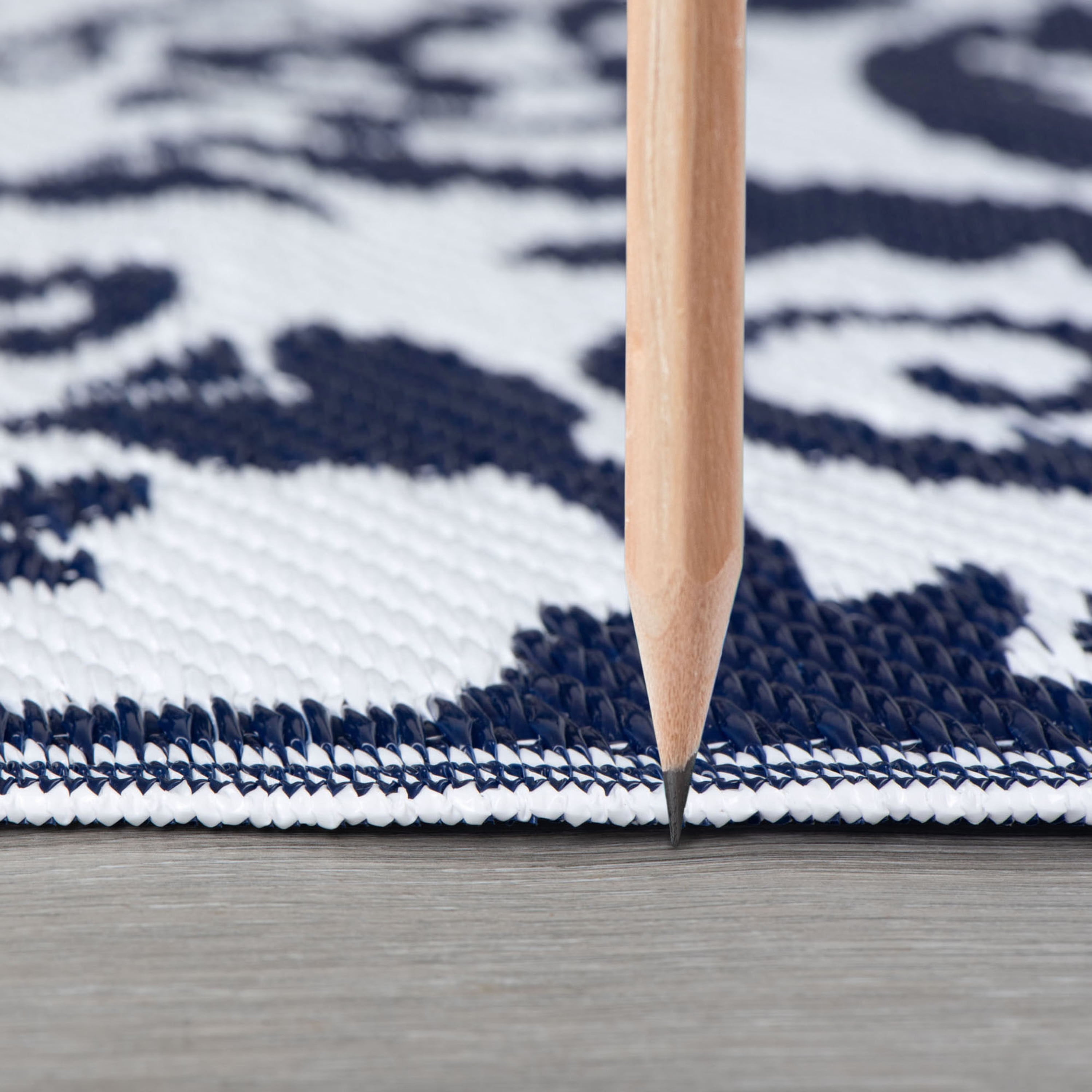 5x7 Reversible Navy and White Polypropylene Outdoor Scroll Area Rug