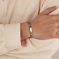 thumbnail image 2 of Pulsera de acero inoxidable para hombre con placa de identificación curva, 2 of 3