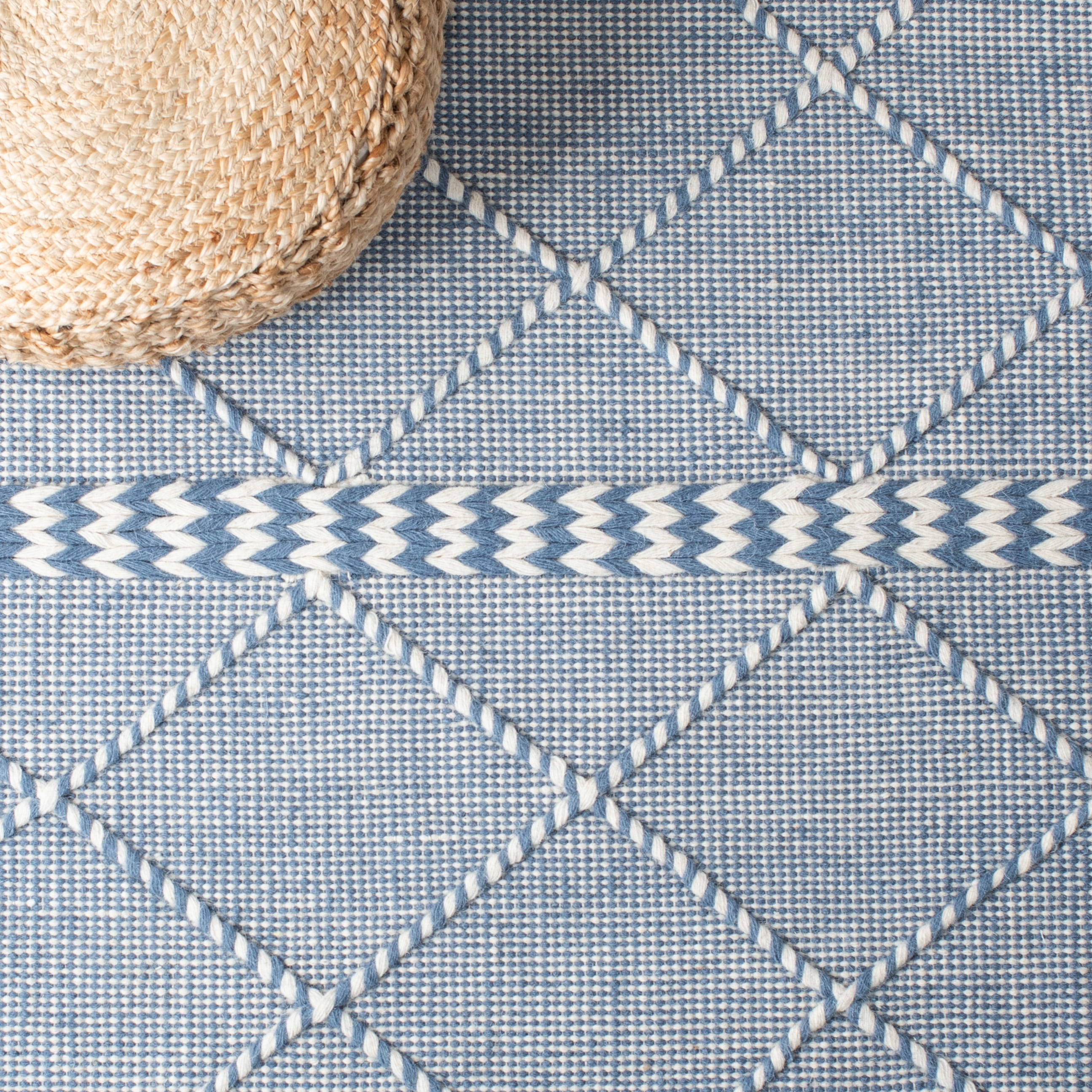SAFAVIEH Casablanca Roswell Geometric Area Rug, Blue/Ivory, 6' x 9'