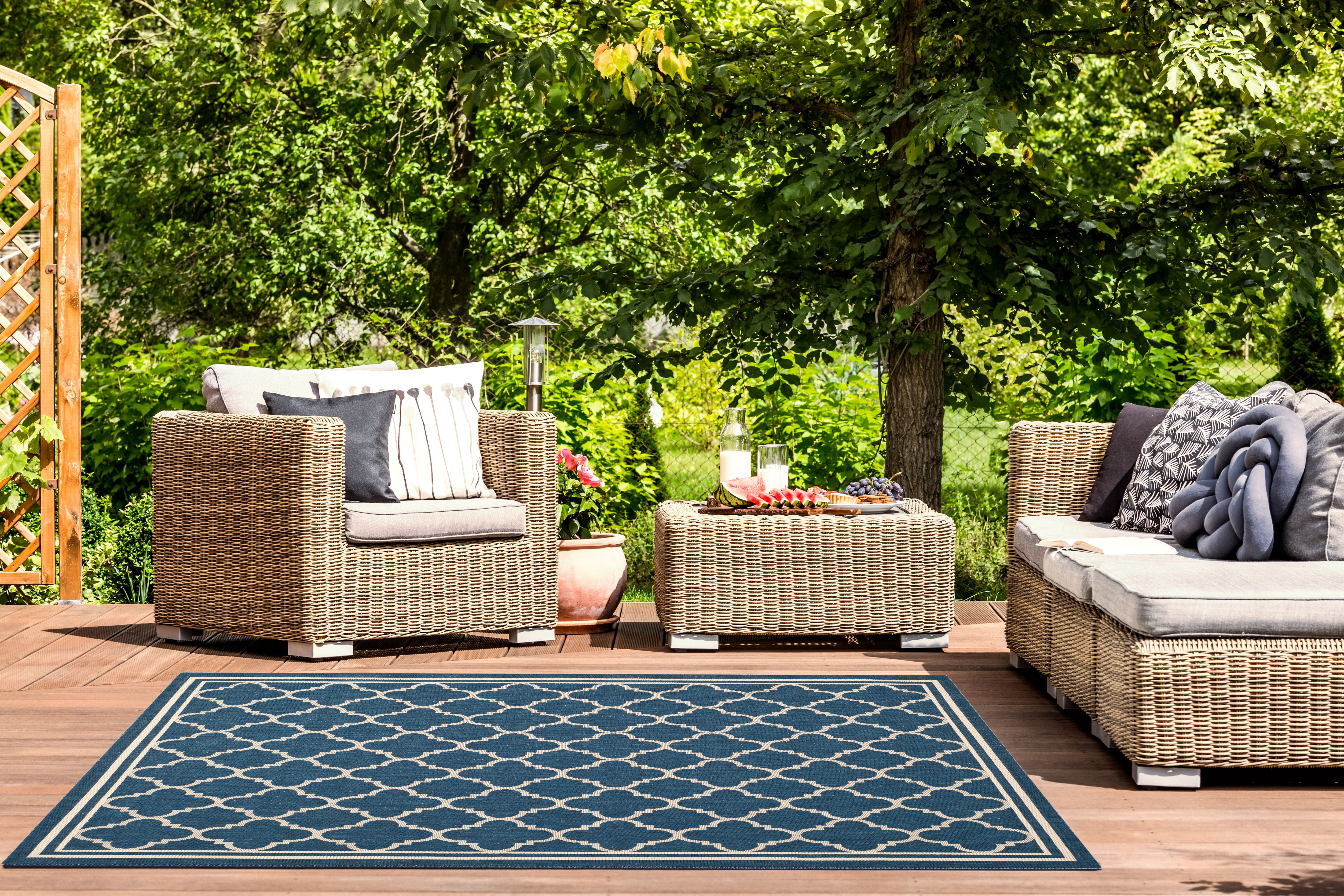 Safavieh Courtyard Alina Geometric Quatrefoil Indoor/Outdoor Area Rug, Navy/Beige, 4' x 5'7"
