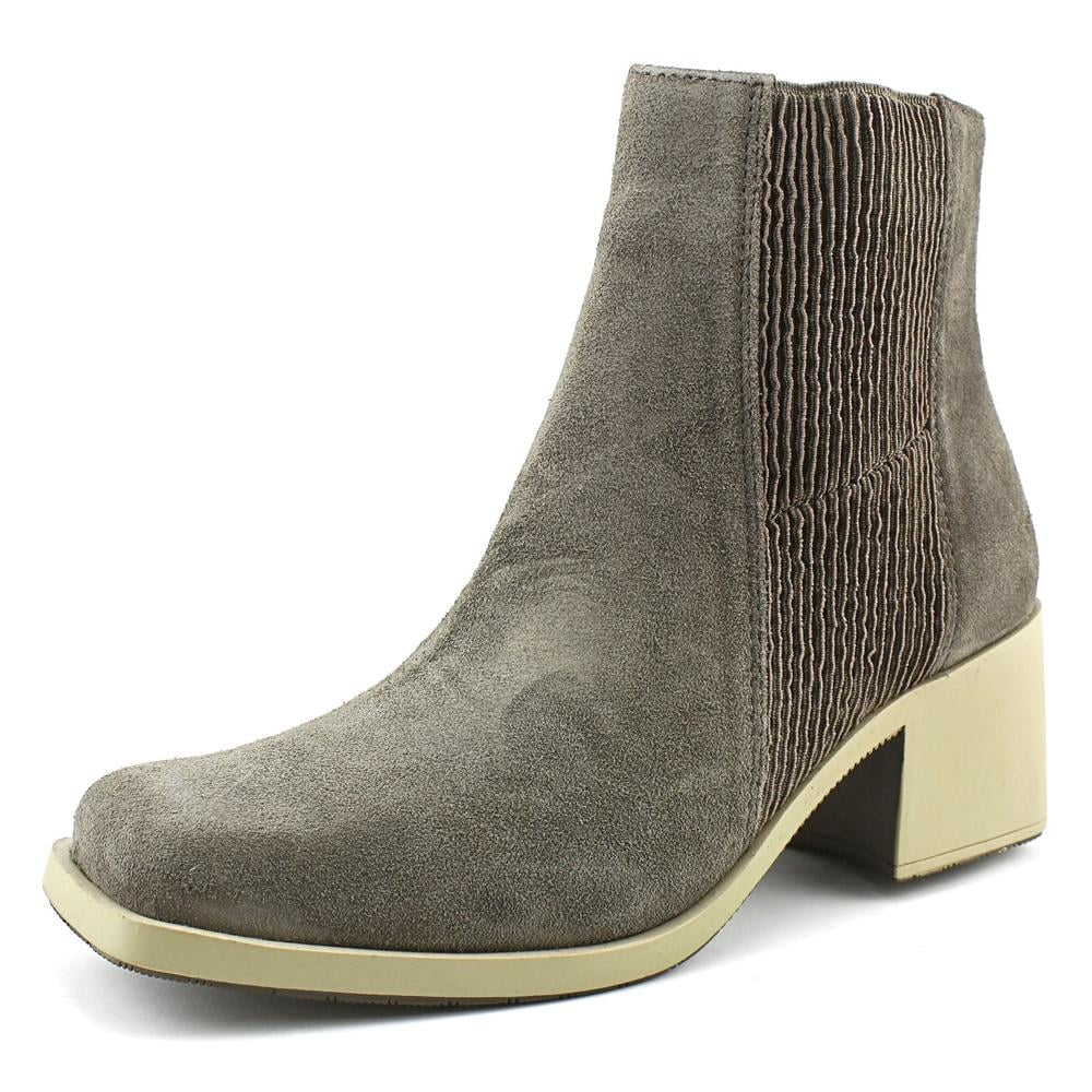 universal thread naya boots