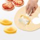 thumbnail image 4 of Moyic 1 Uds. Cortador de rodillos para masa, fabricante de envoltorios para bolas de hervida, ravioli pierogies, crimpadora de Pasta, hoja Cocina y Comedor Moyic HA018501-00, 4 of 6