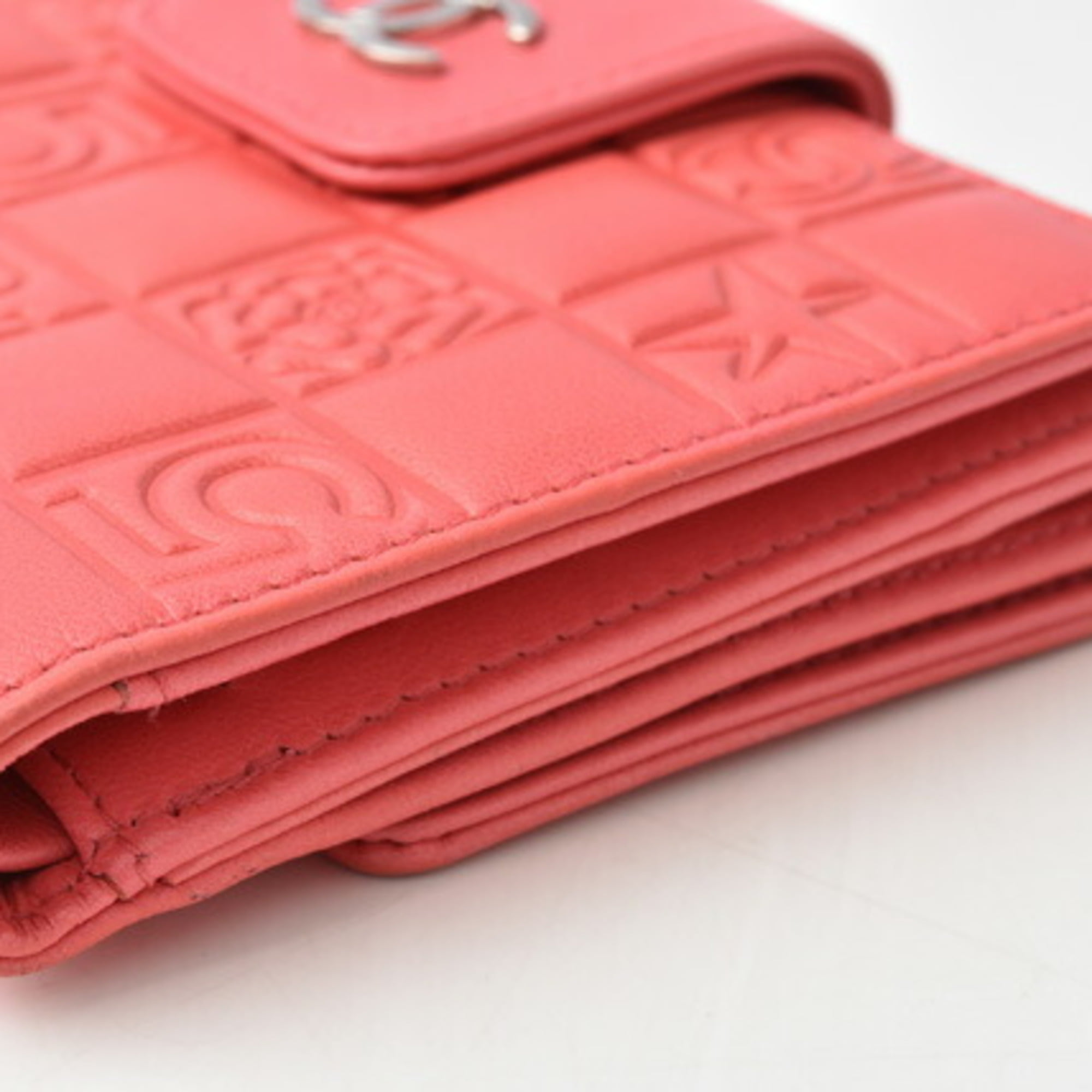 Classic wallet on chain - Lambskin & black metal, coral pink