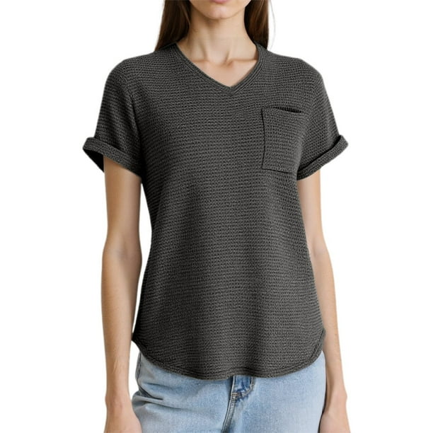 Camiseta de punto de manga corta con cuello en V y bolsillos para mujer. Top cómodo y casual para el verano.