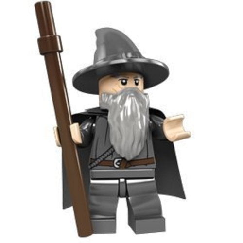 lego el señor de los anillos gandalf la minifigura gris con capa gris lego minifigura frontal de Gandalf en tonos grises con sombrero cónico y capa, barba larga moldeada en plástico gris, bastón alto marrón y detalles impresos de cinturón y túnica, adecuada para colecciones y disfraces de Halloween.