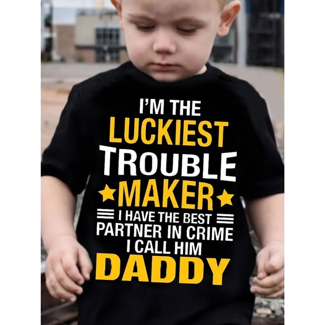Camiseta gráfica para niño "Soy el alborotador más afortunado" - 100 % algodón, manga corta con letras amarillas llamativas, cuello redondo y corte regular para primavera, verano y otoño. Ropa infor