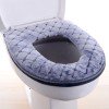 thumbnail image 1 of Cojín de invierno de felpa para asiento de inodoro | Funda suave y lavable | Material de poliéster grueso | 43 x 37 cm | Colores: rojo, marrón, morado, gris | 1 unidad, 1 of 7