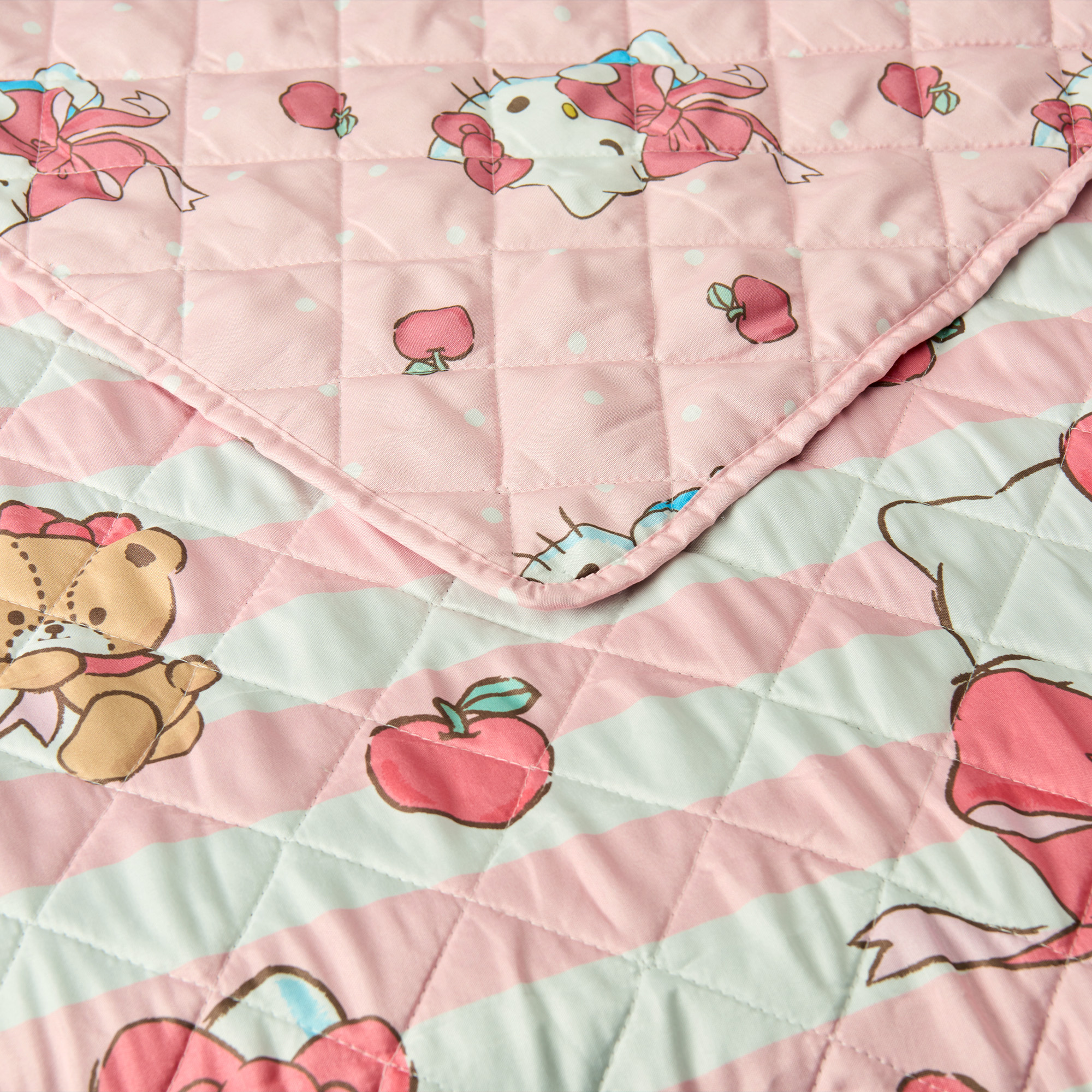 Hello Kitty Gentle Kittens Twin/Full Reversible Microfiber Quilted Blanket, 62x90 inches