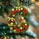 thumbnail image 4 of Adornos navideños artesanales decorativos para el árbol, monogramas decorativos acrílicos 2D con gorro de Papá Noel, 26 letras, adornos navideños colgantes para manualidades, decoración navideña para, 4 of 5