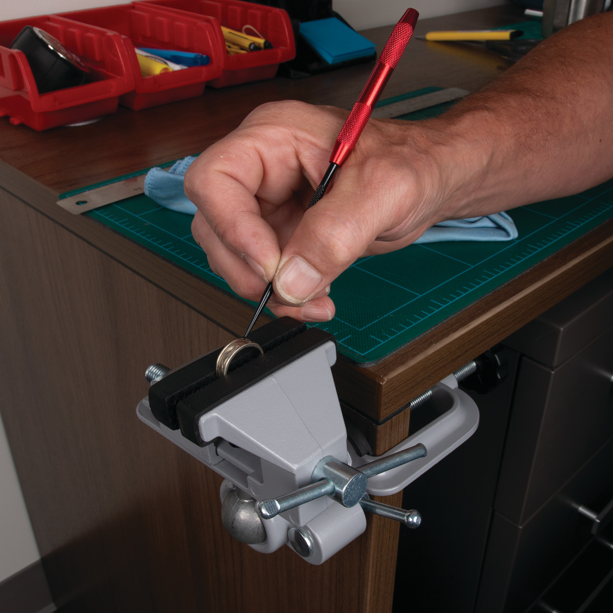Wilmar Corp. / Performance Tool 3" Clamp-on Table Vise