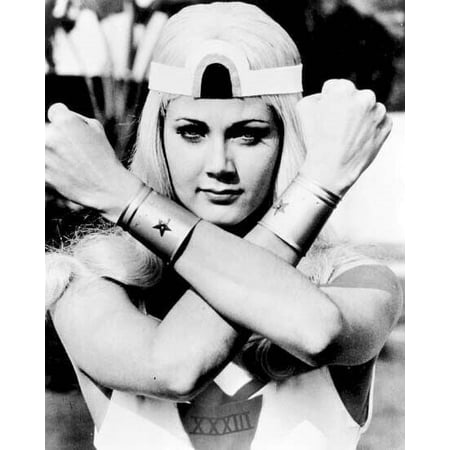 Wonder Woman TV series Lynda Carter crosses arms in blonde wig 5x7 photo