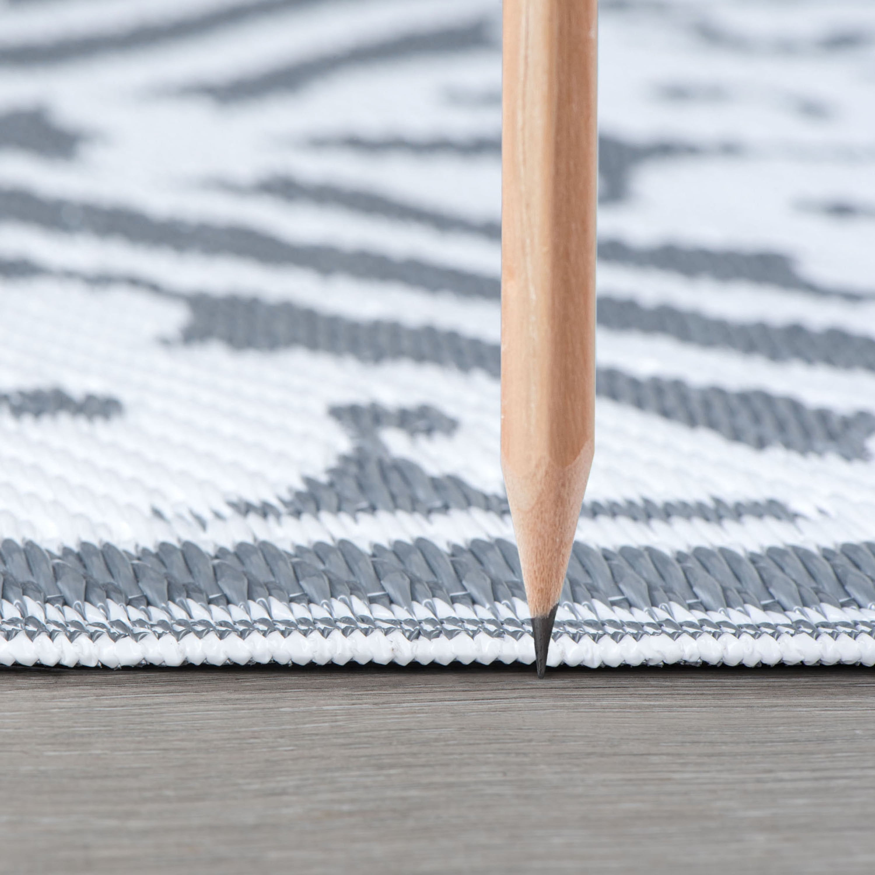 4x6 Reversible Gray and White Polypropylene Outdoor Damask Area Rug