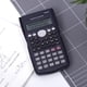 thumbnail image 5 of Calculadora Científica Pantalla de Dos Líneas Cálculo de Fracciones Apagado Automático Calculadora de Funciones de 12 Bits para Estudiantes Azul Oscuro (Casi Negro), 5 of 10