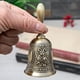thumbnail image 3 of Campana de mano con alarma de cobre de tono metálico, campana de mano, llamada de té, campana de Navidad, servicio de cena, campanas de escritorio, juego J4N9, 1 ud., 3 of 4