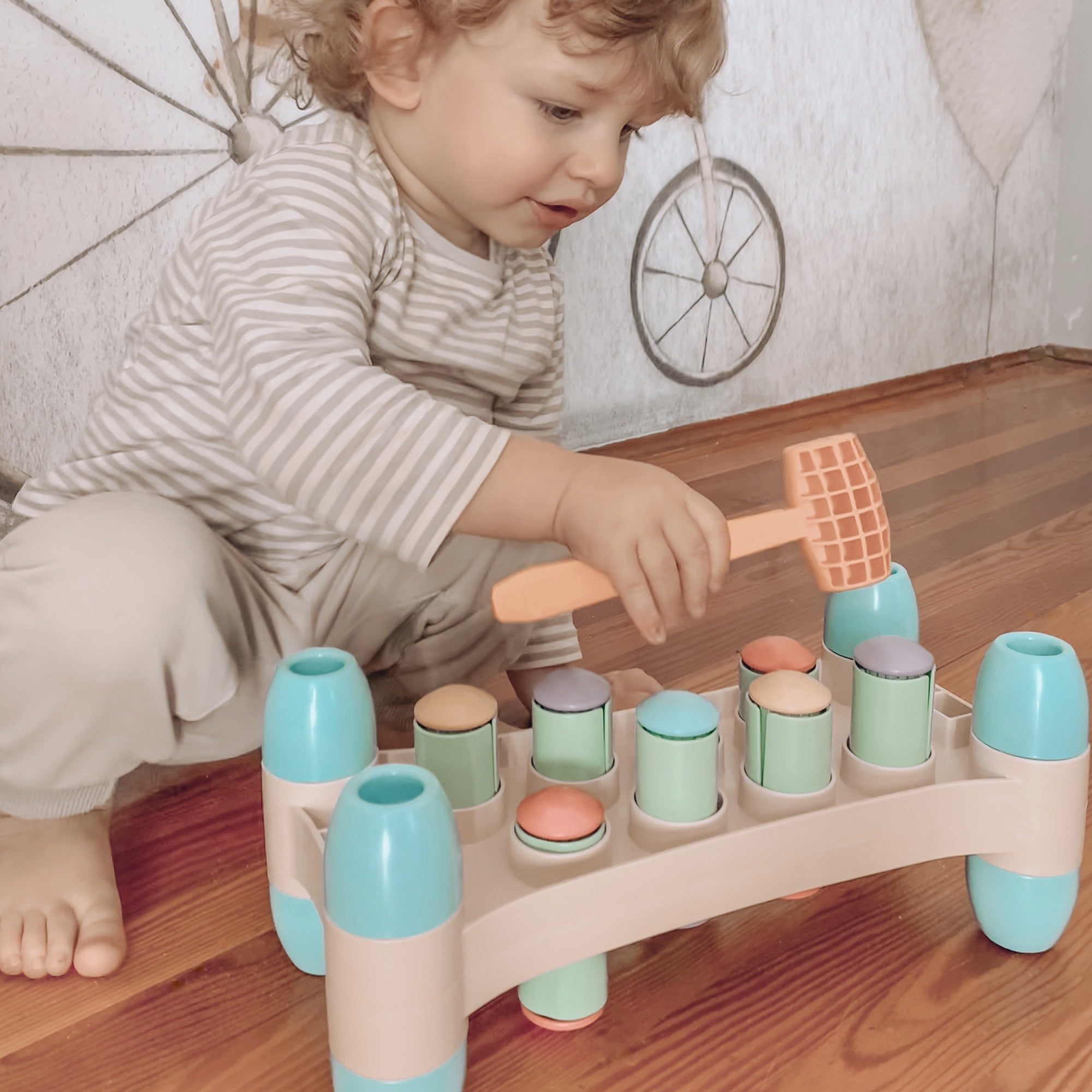 Quercetti: PlayEco+ Hammer Peggy - Classic Peg Pounding Bench Toy, Interactive & Colorful Board, Preschool Cause-Effect Play, Toddler & Kids 18mo+