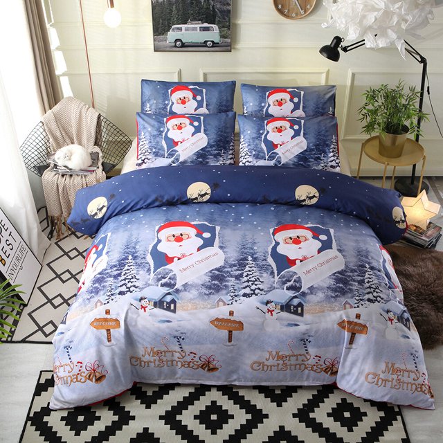juego de sábanas navideñas de poliéster, diseño noche de navidad, tamaño queen, incluye funda de edredón y fundas de almohada: cubrecama azul tamaño queen con ilustraciones de Papá Noel en marcos, pinos y casitas nevadas, borde inferior con texto 'Merry Christmas', cuatro fundas de almohada a juego con luna llena sobre fondo azul, patrón de fibra de poliéster visible, cama ambientada en habitación con alfombra geométrica y lámpara de pie. Su uso también es adecuado para decorar habitaciones de invitados durante la temporada festiva.