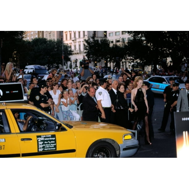 Nicole Kidman Greets Her Fans At The Premiere Of "The Others", 8022001