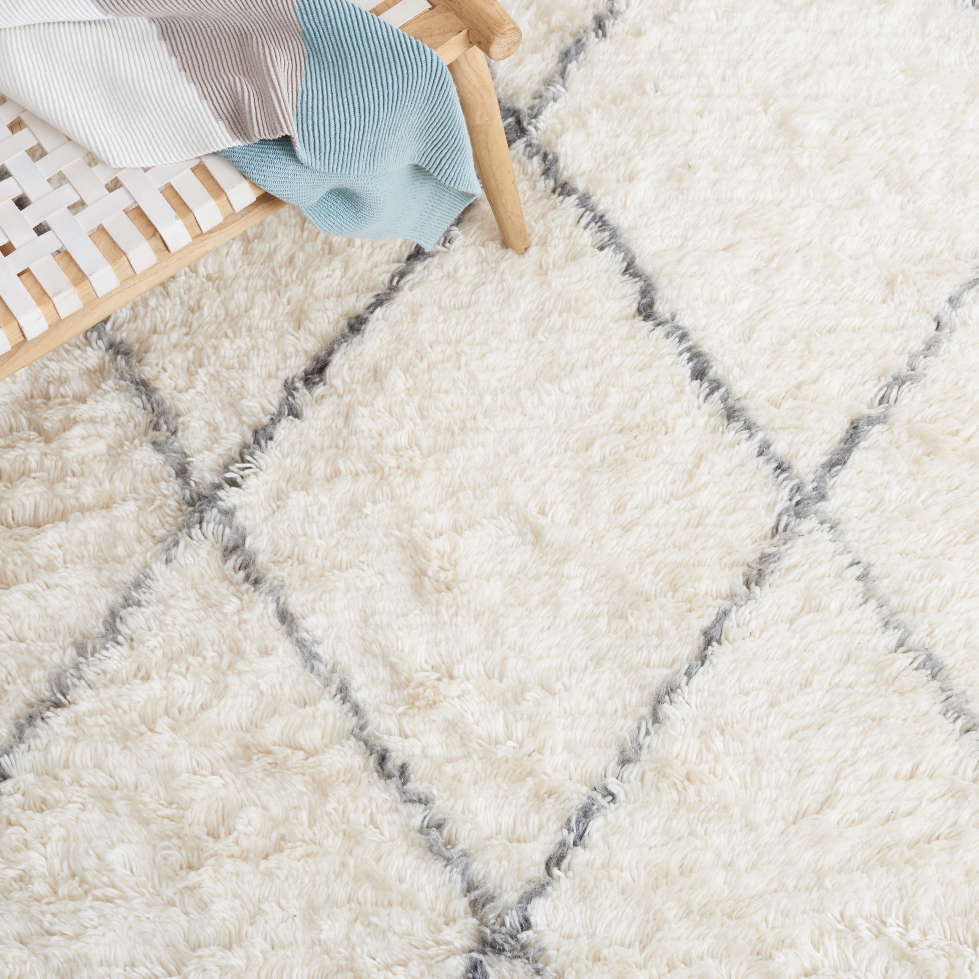 SAFAVIEH Kenya Marnie Diamond Area Rug, Ivory/Gray, 6' x 6' Round