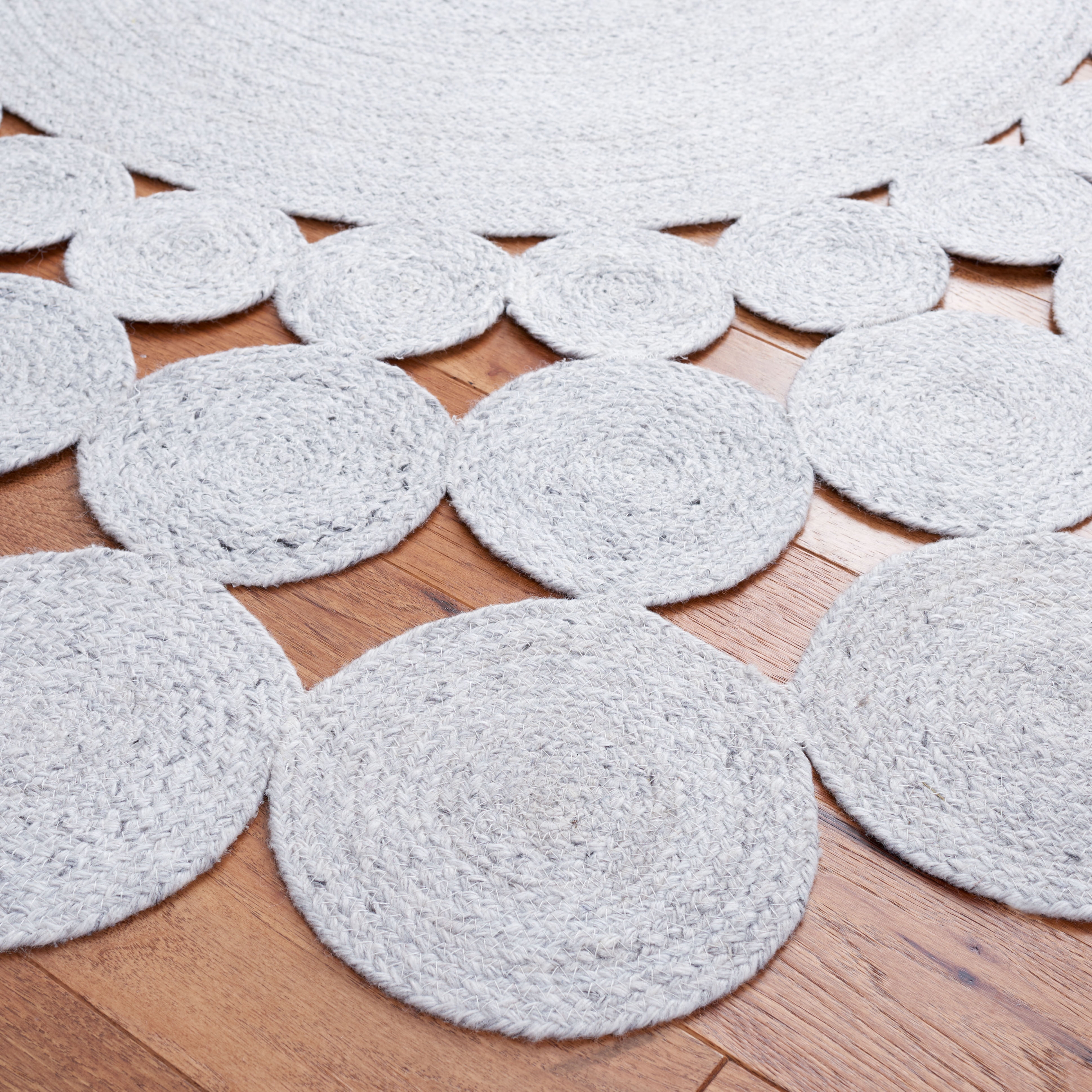 SAFAVIEH Cape Cod Damjana Abstract Dots Polyester Area Rug, Grey, 7' x 7' Round