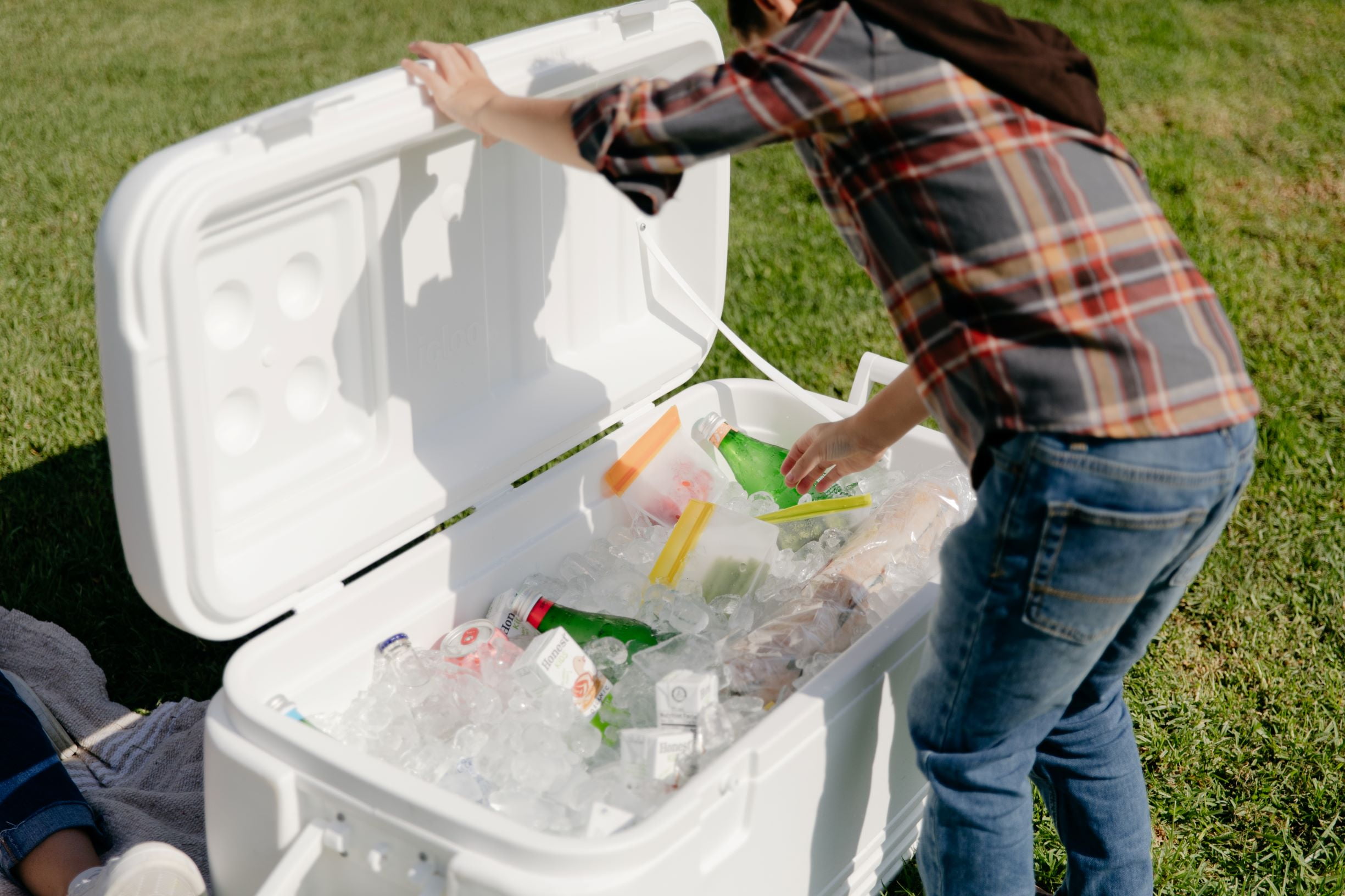 Igloo 100 qt. Quick & Cool Hardsided Chest Cooler, White
